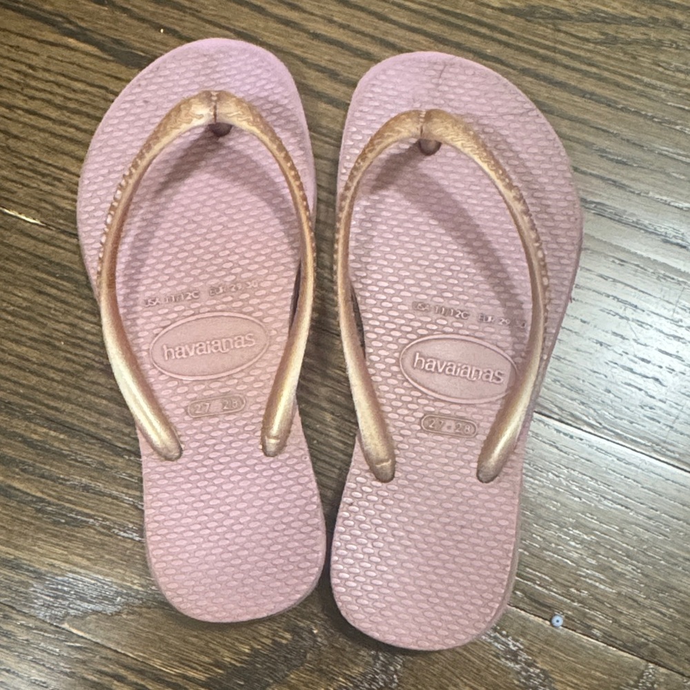 Havianas Women's light purple and flip flop- skinny strap